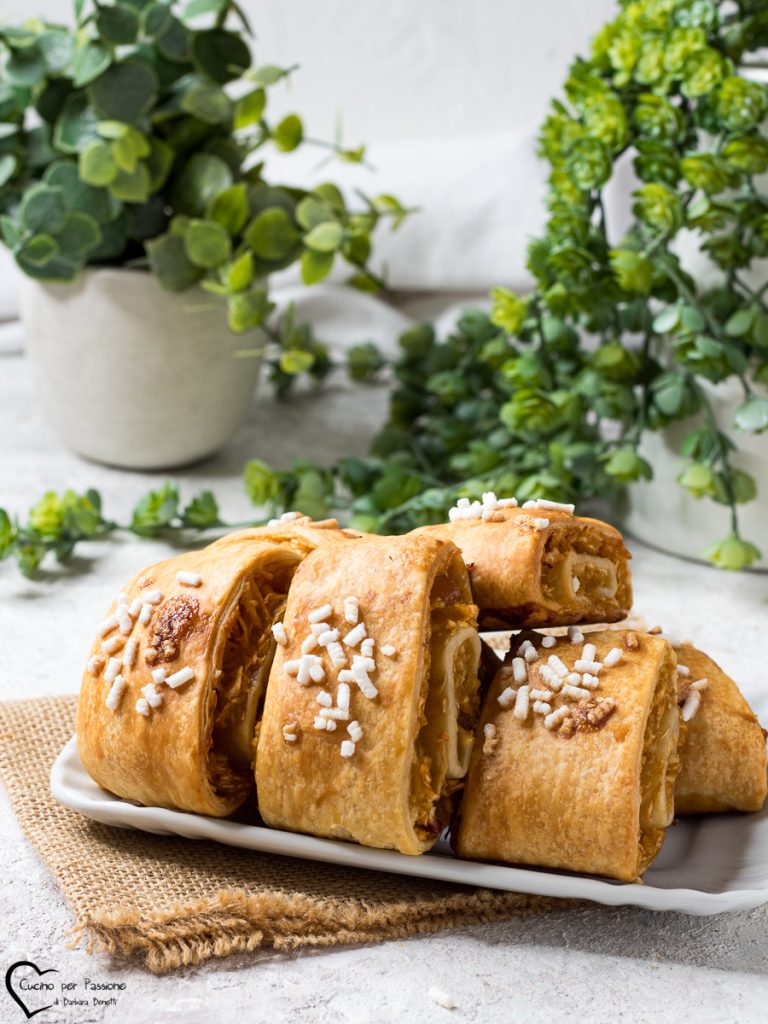 Roscas de massa folhada com maçã ralada