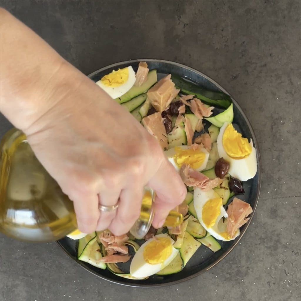 Salada com abobrinhas grelhadas com atum e ovos