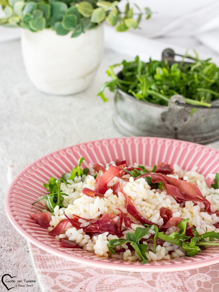 Salada de arroz com bresaola e rúcula