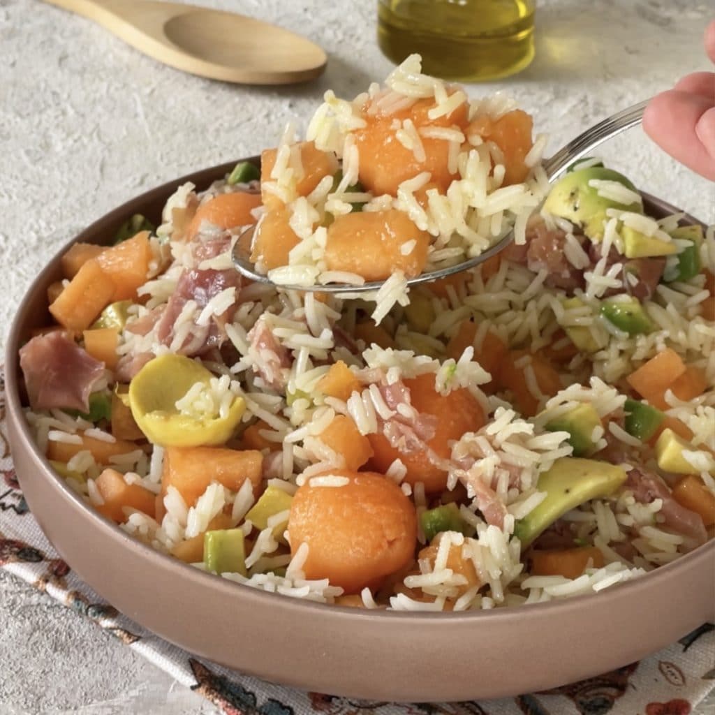 Salada de arroz com presunto e melão com abacate
