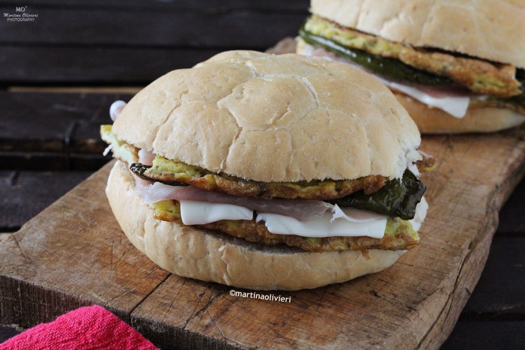 Sanduíche com omelete e pimentões