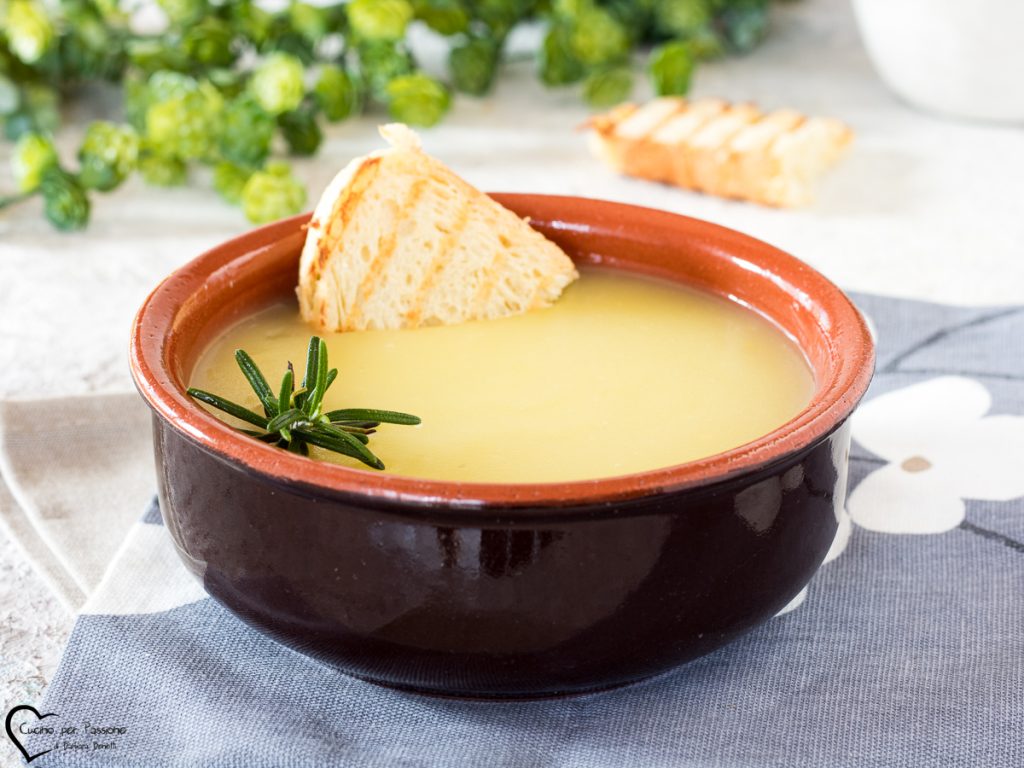 Sopa cremosa de cebolas e batatas