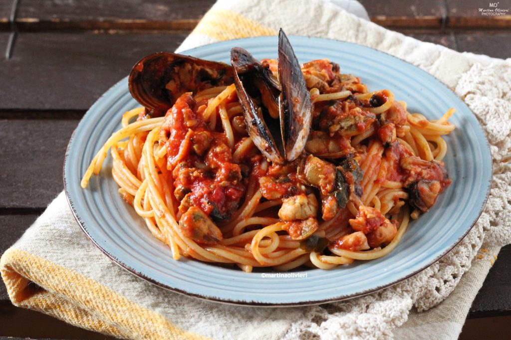 Spaghetti con sugo di cozze