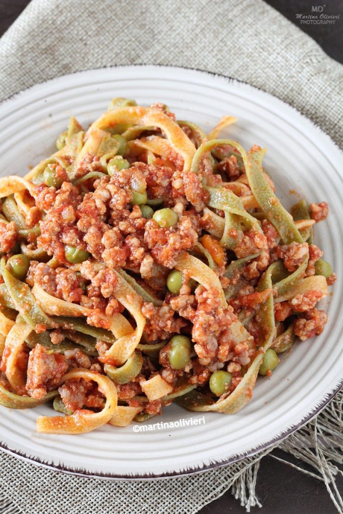 Tagliatelle ao ragù e ervilhas