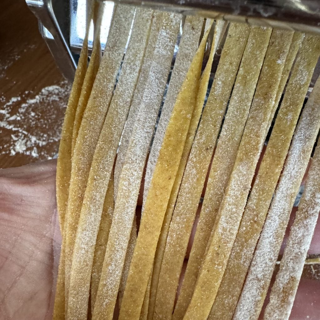 Tagliatelle com abobrinhas e tomatinhos