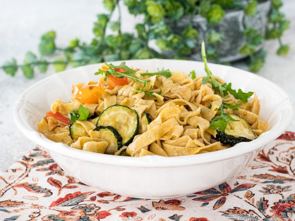 Tagliatelle com abobrinhas e tomatinhos