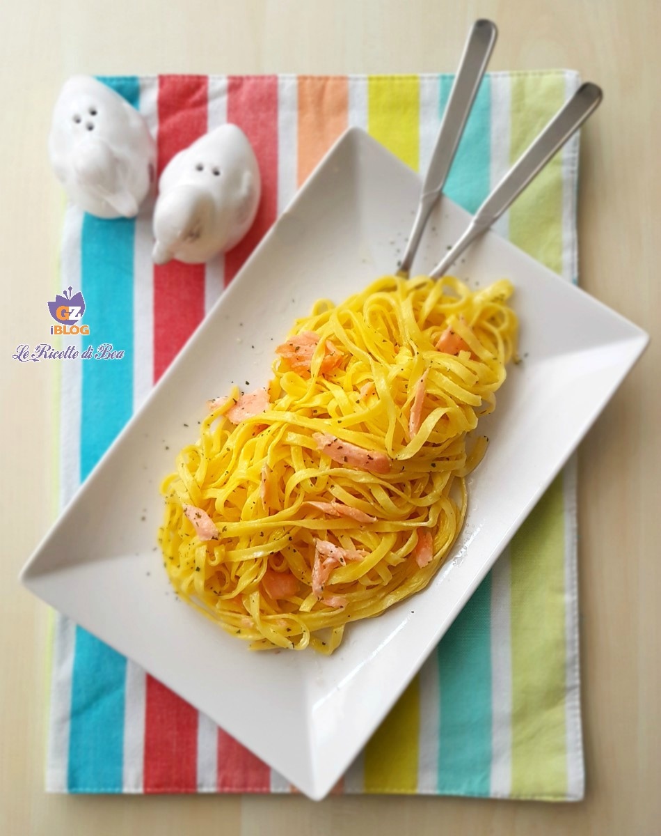 Tagliatelle com salmão defumado