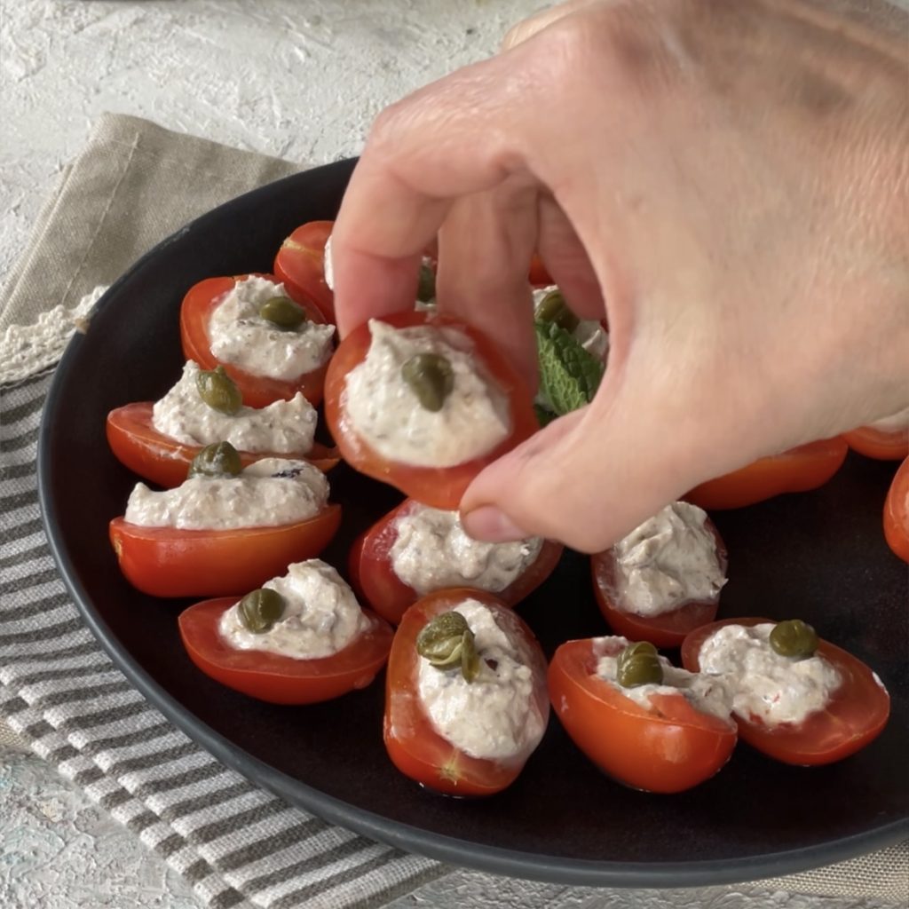 Tomates recheados com atum frios