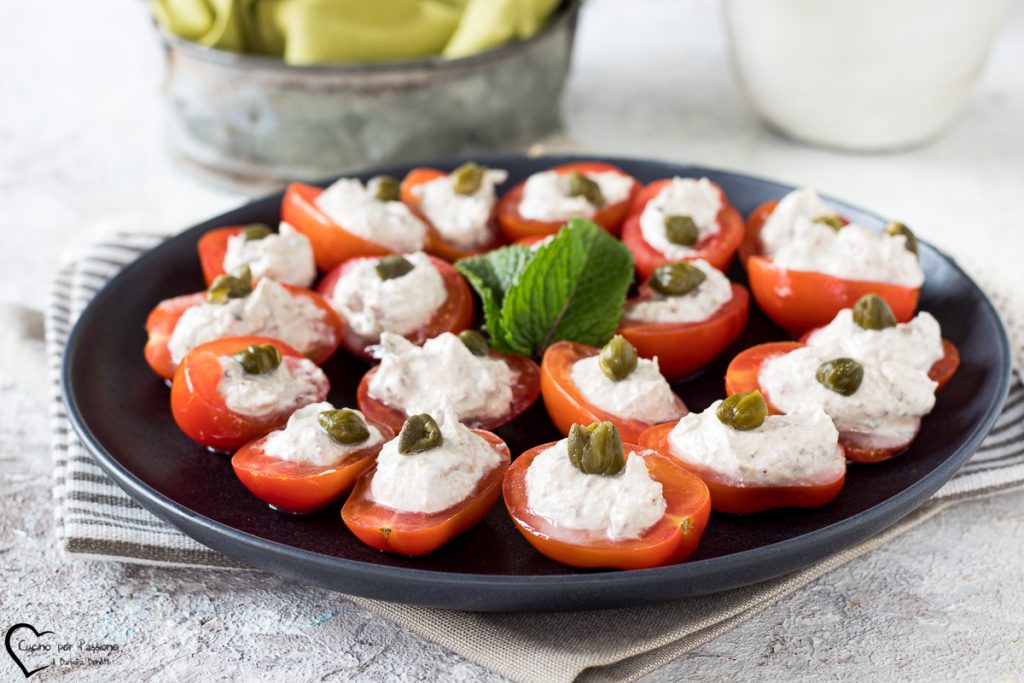 Tomates recheados com atum frios