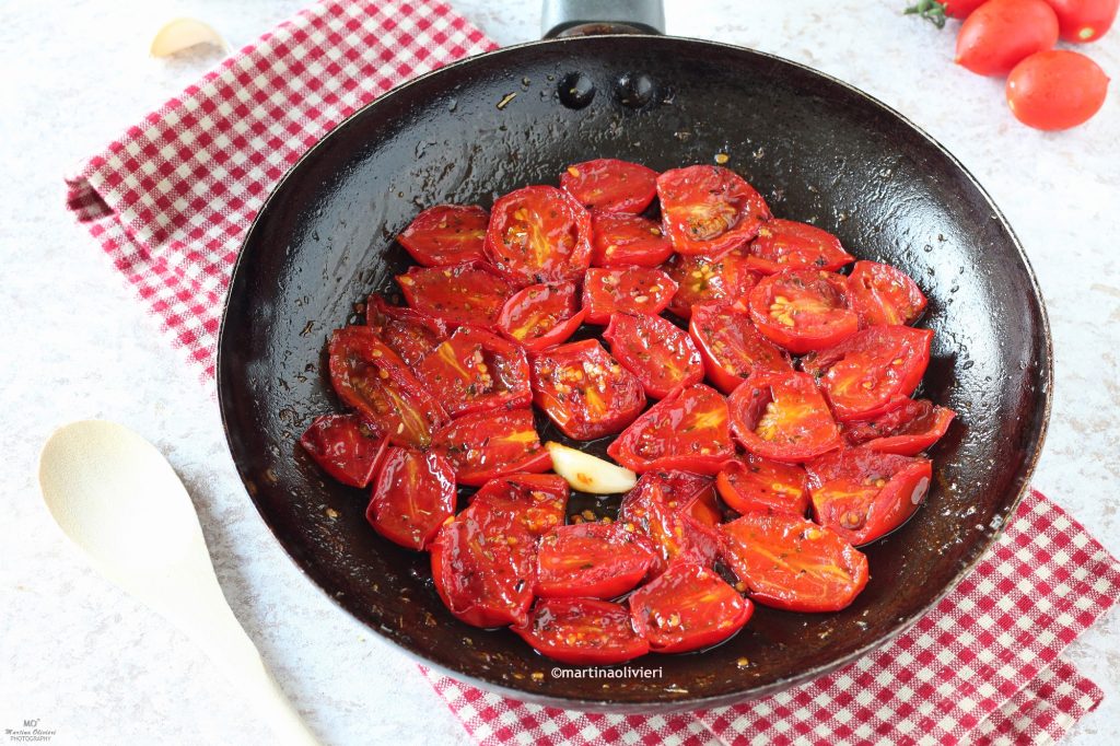 Tomatinhos confit na frigideira