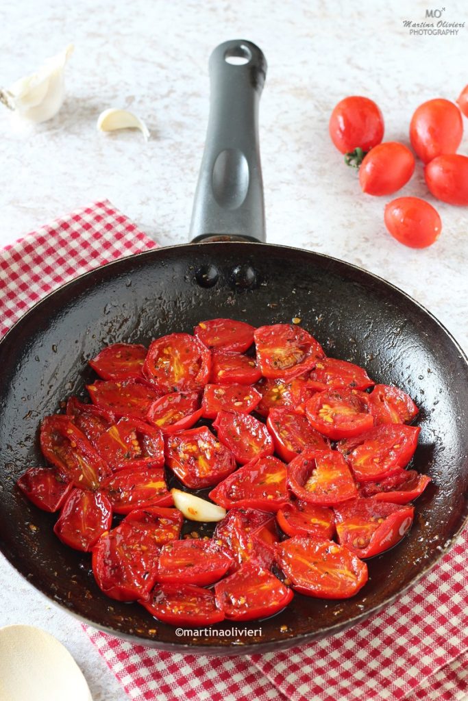 Tomatinhos confit na frigideira