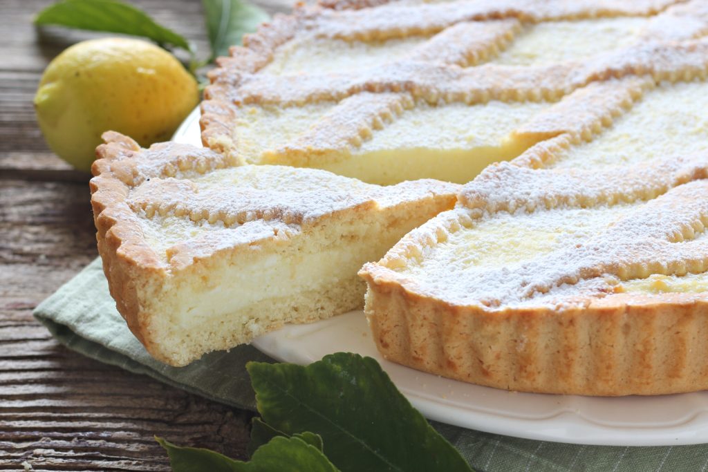 Torta de ricota e limão cremosa e perfumada, um doce muito simples de fazer e com uma massa de óleo que não requer tempos de descanso, perfeita para uma ocasião especial ou para uma gulosa merenda.