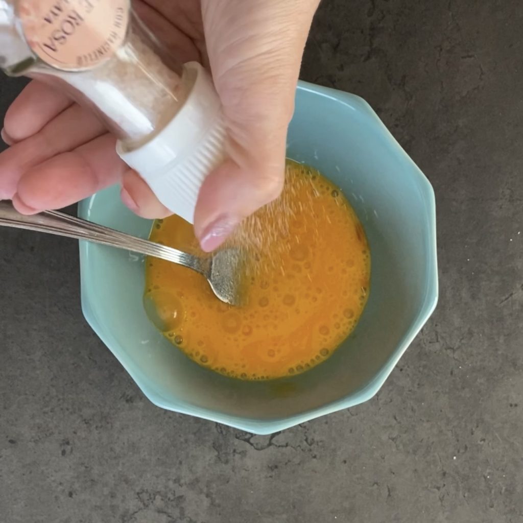 Torta salgada com cogumelos e linguiça