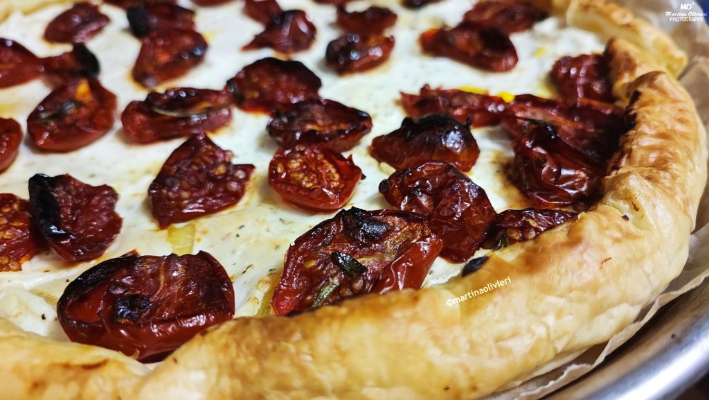 Torta salgada com ricota e tomatinhos assados