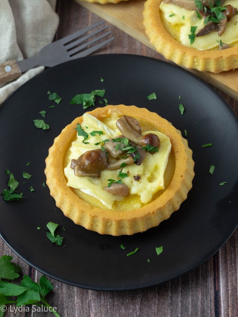 Torta salgada macia com cogumelos e brie