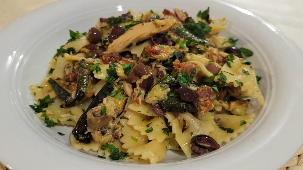 Farfalle frias com atum e abobrinhas grelhadas na fritadeira a ar