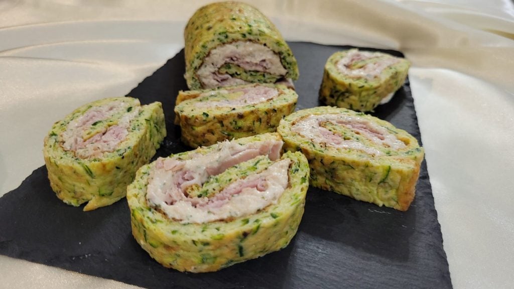 Rolo de omelete com abobrinha na fritadeira elétrica