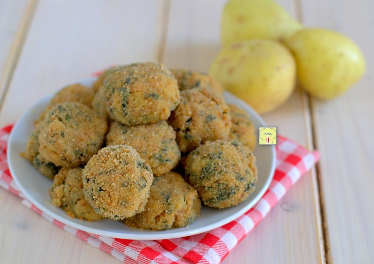 Almôndegas de batata, linguiça e espinafre