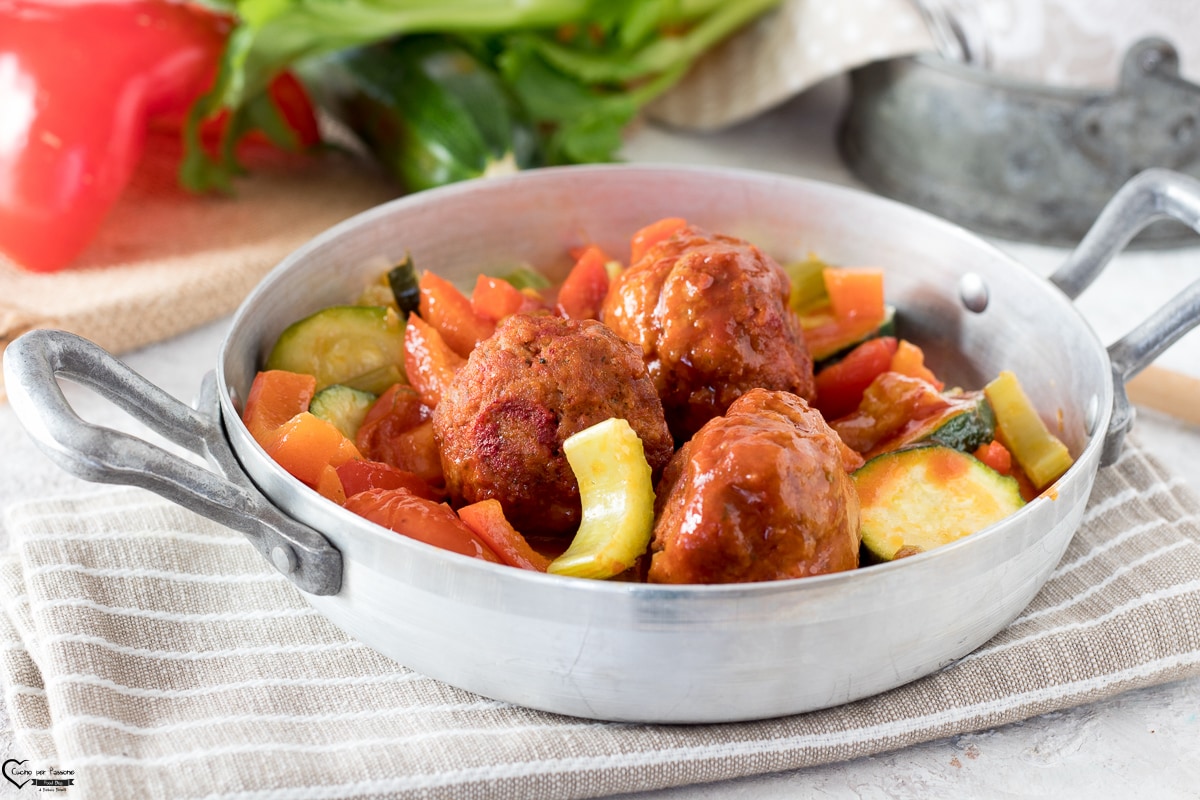 ALMÔNDEGAS DE CARNE COM LEGUMES