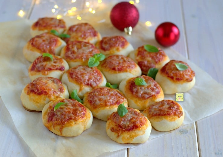 Árvore de Natal de mini pizzas