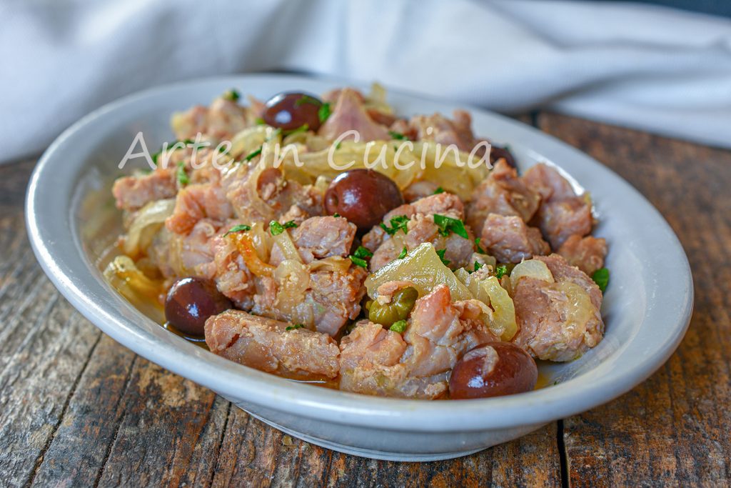 Atum com cebolas e azeitonas prato rápido na frigideira