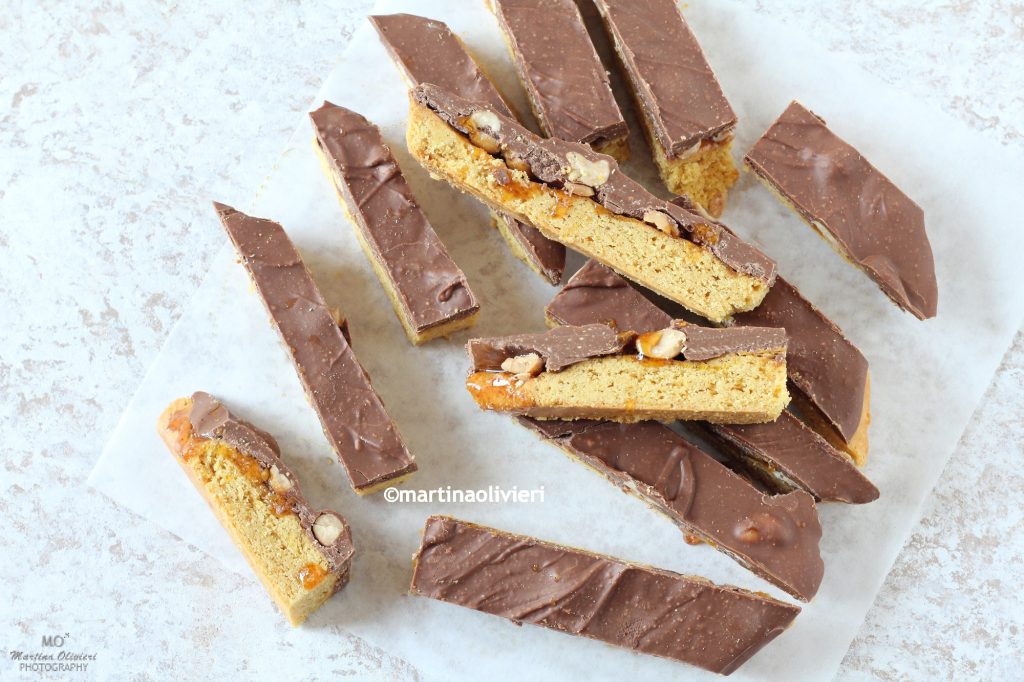 Barras de amendoim e chocolate