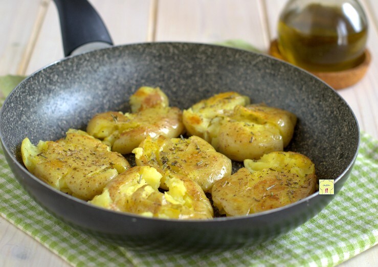 Batatas amassadas na frigideira