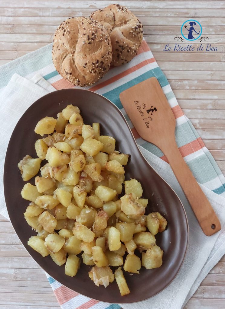 batatas e sementes de erva-doce na frigideira