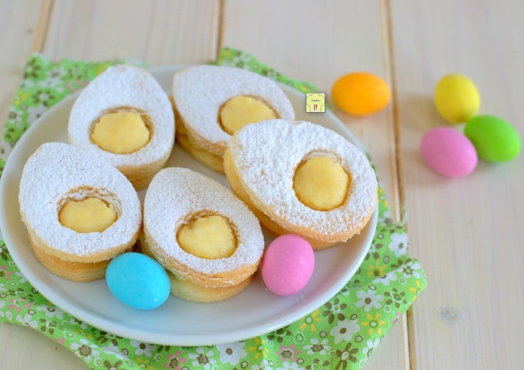Biscoitos ovo de Páscoa com creme