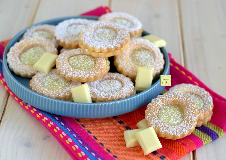 Biscoitos recheados com chocolate branco