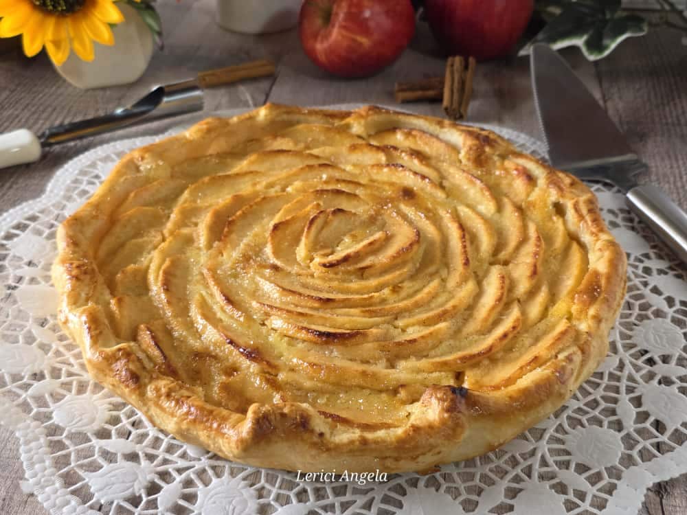 Torta Folhada com Creme e Maçãs
