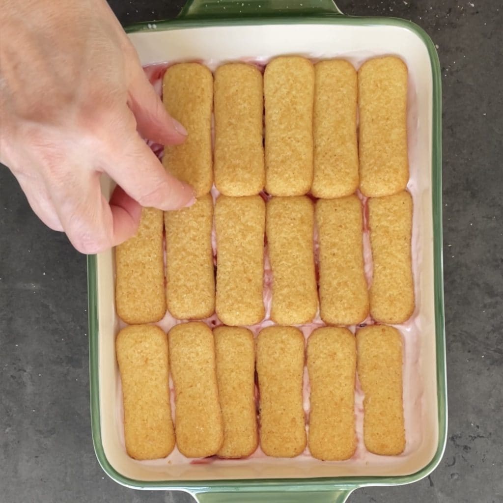 bolo com cerejas em calda e iogurte