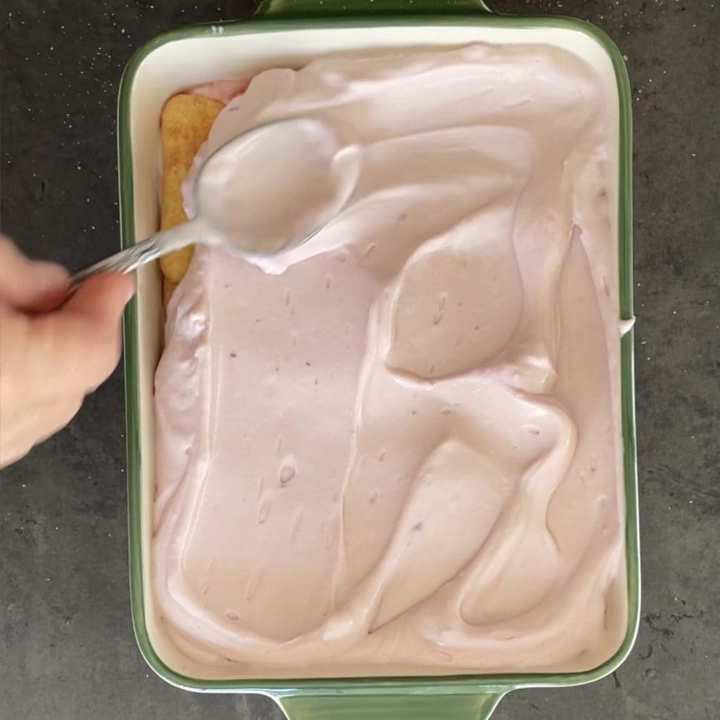 bolo com cerejas em calda e iogurte