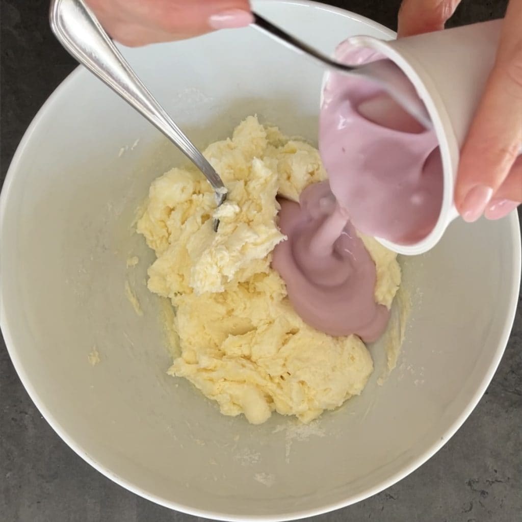 bolo com cerejas em calda e iogurte