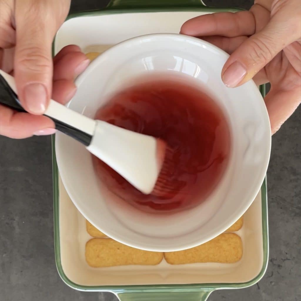 bolo com cerejas em calda e iogurte