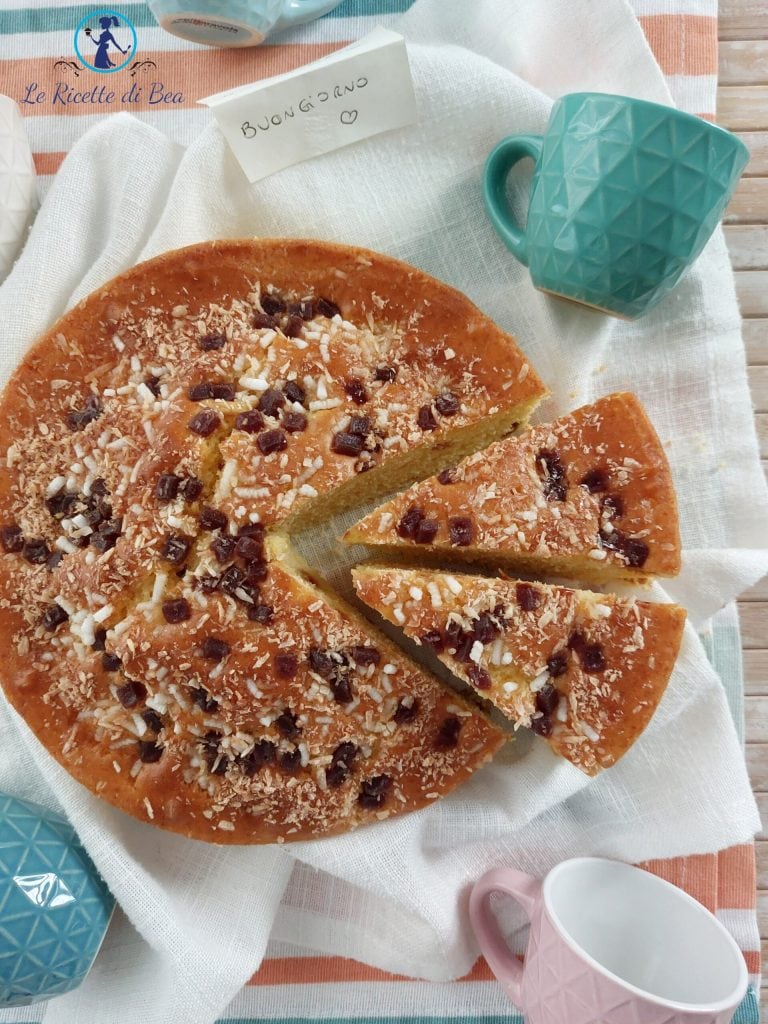bolo com gotas de frutas vermelhas e coco