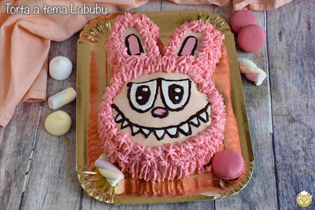 bolo temático de labubu sem forma receita fácil decorado com cobertura e pasta de açúcar também sem glúten il chicco di mais