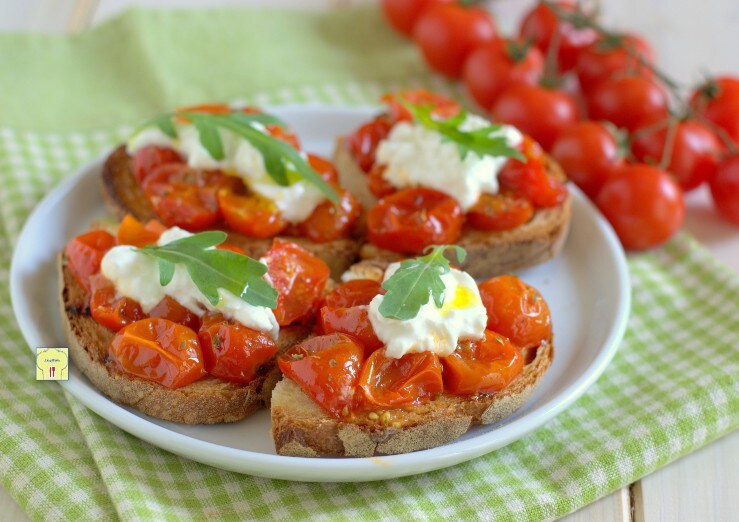 Bruschette com tomatinhos caramelizados e burrata