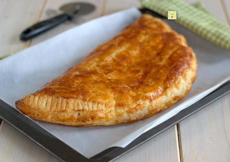 Calzone de massa folhada com presunto