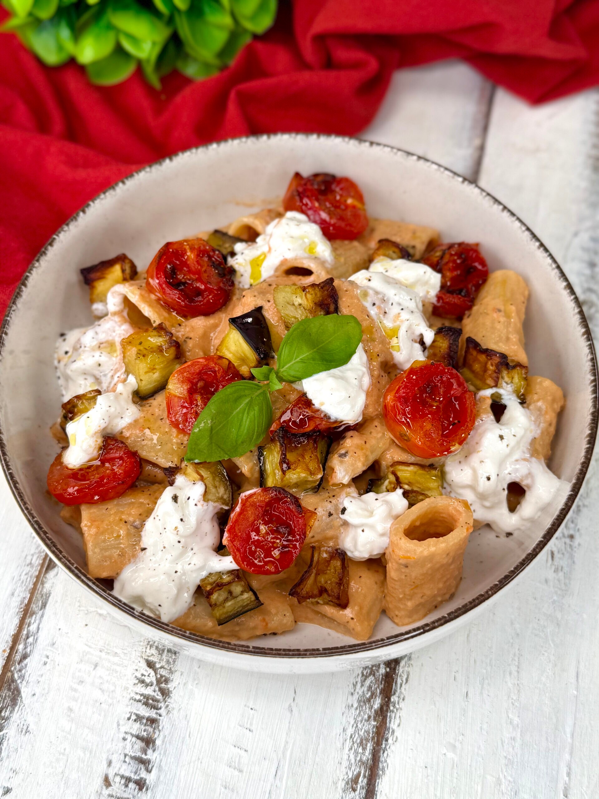 Massa com creme de berinjela, tomatinhos e burrata