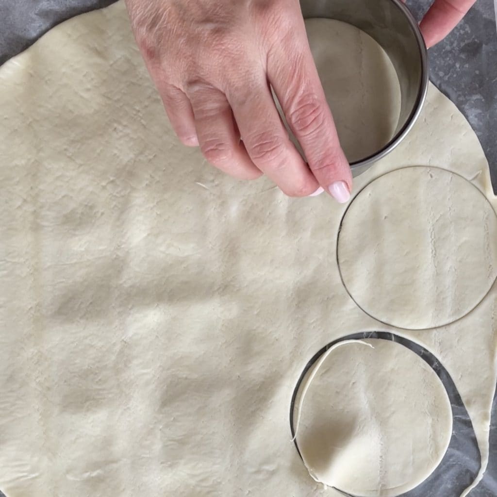 cestinhos de massa brisée com salmão e abacate