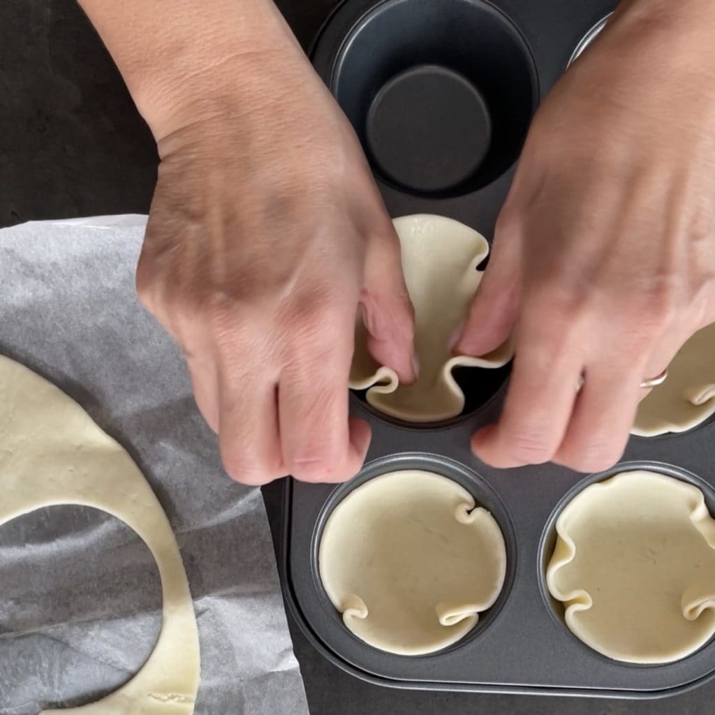 cestinhos de massa brisée com salmão e abacate