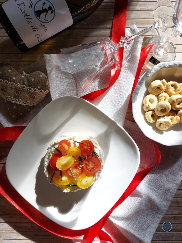 cheesecake salgada com taralli, creme de ricota e tomatinhos amarelos e vermelhos