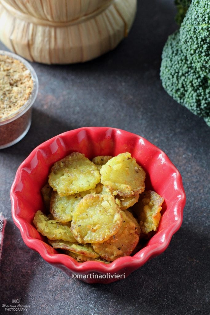 Chips com caule de brócolis