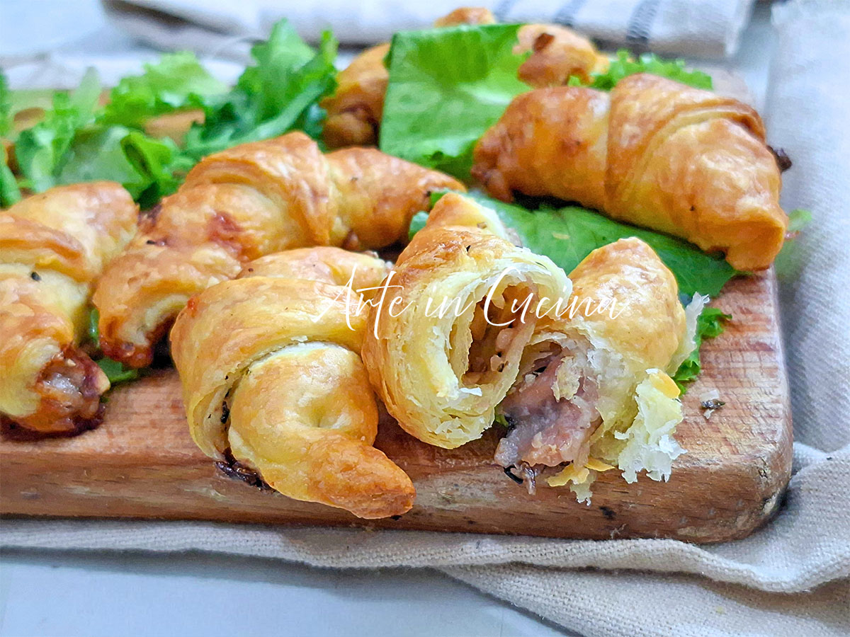CROISSANTS de MASSA FOLHADA com RADICCHIO e GORGONZOLA