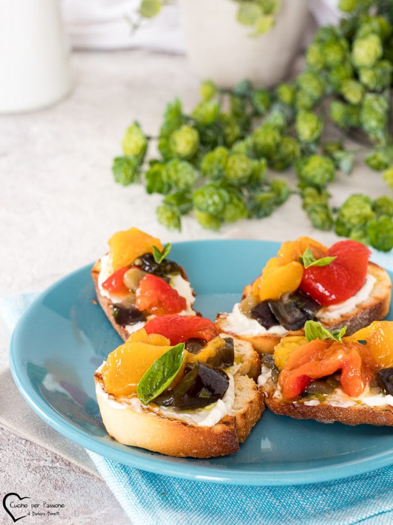 crostini com legumes