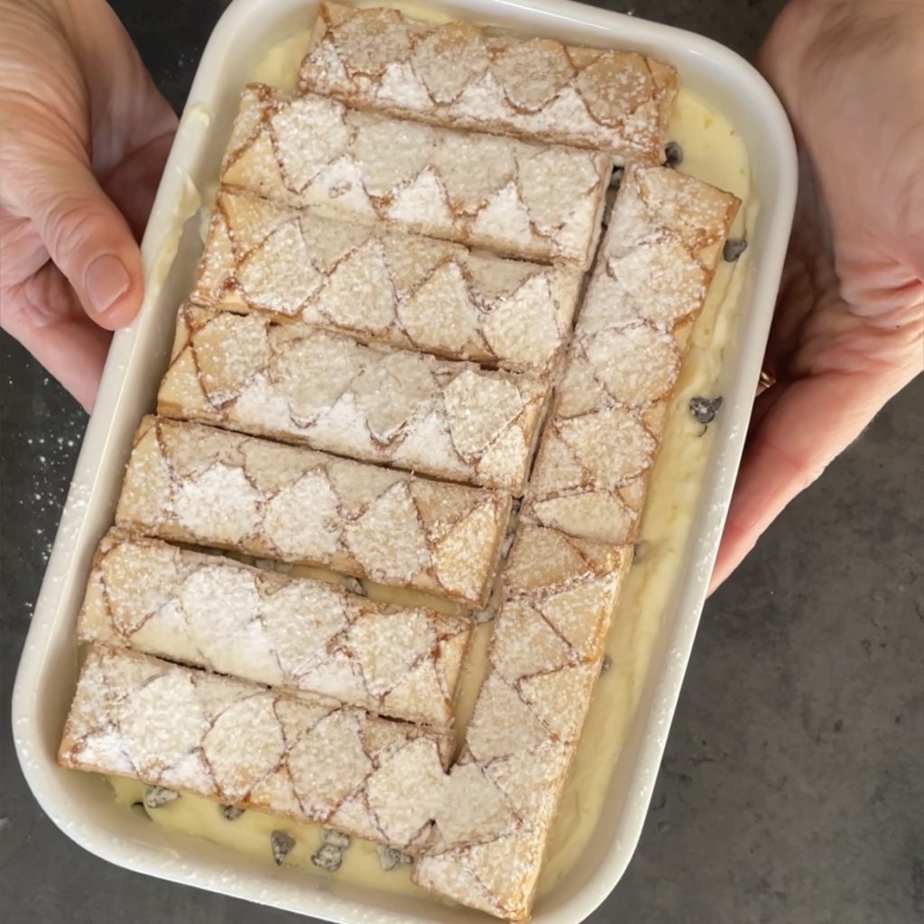 doce com folhados e creme chantilly