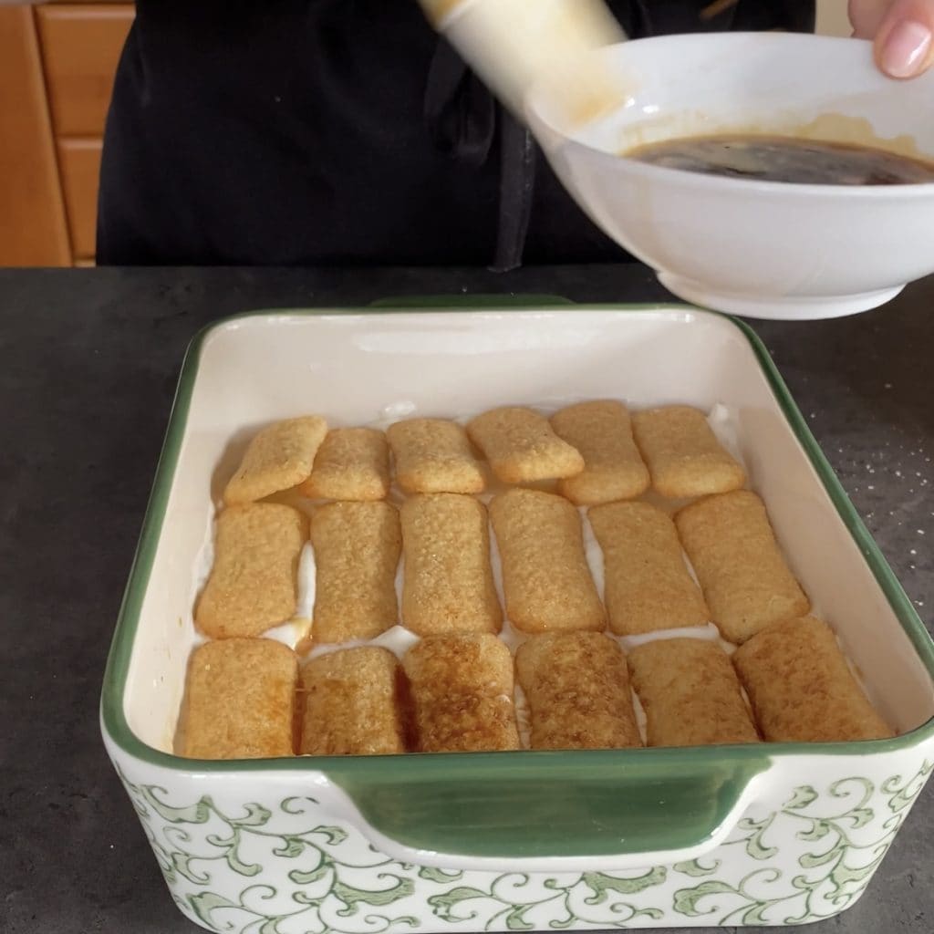 doce com pavesini e café