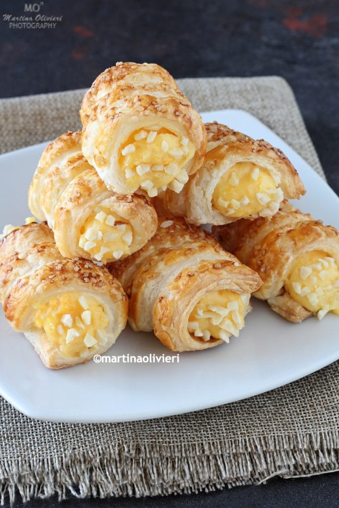 Cannoli de massa folhada com creme de confeiteiro
