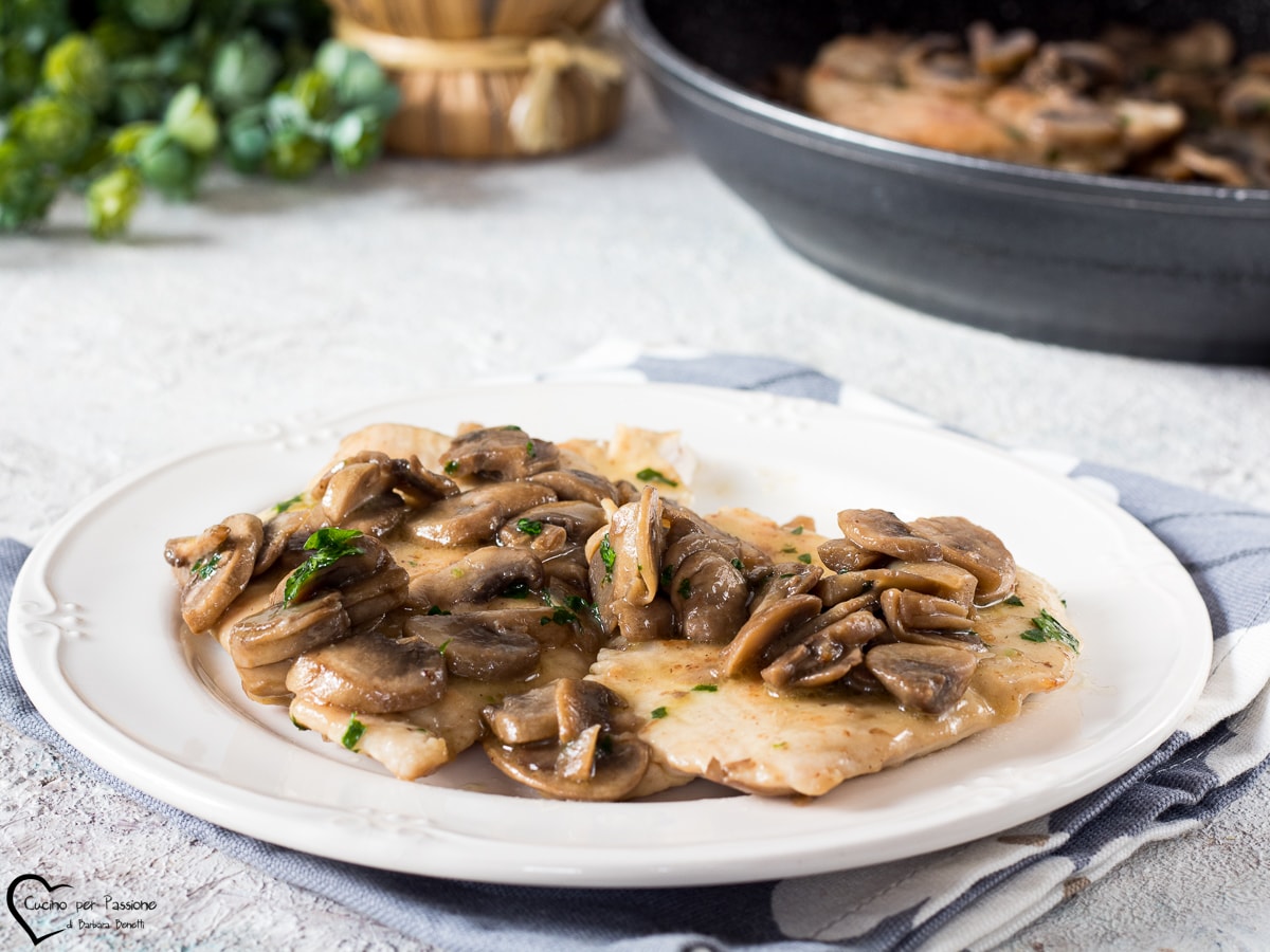 ESCALOPES DE PERU COM COGUMELOS